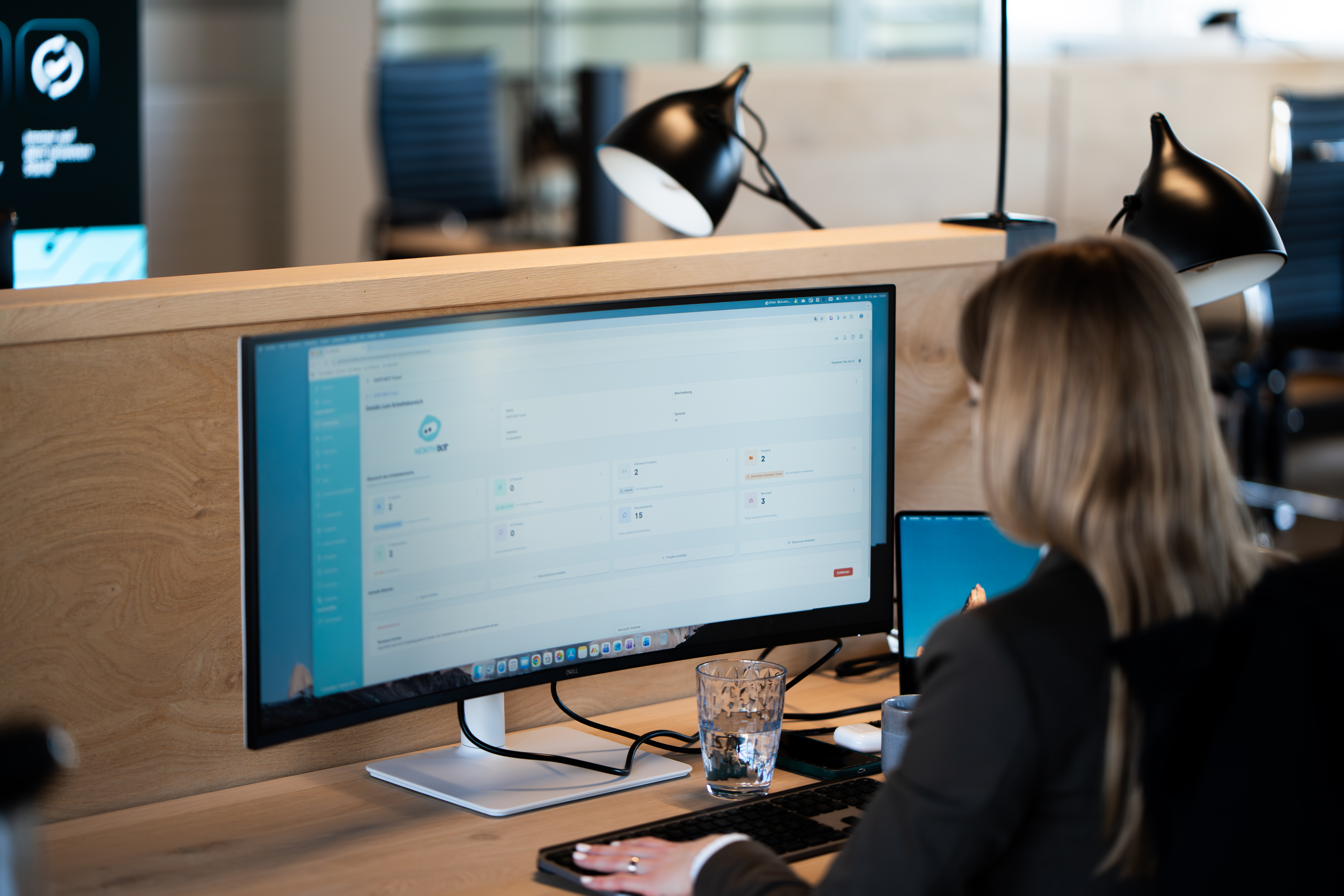 Lea arbeitet mit NORTHBOT